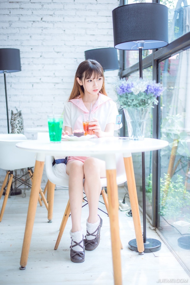 友谊是美酒，年份越久越醇香浓厚；友谊是焰火，在高处绽放才愈是美丽；友谊是鲜花，送之于人手有余香。